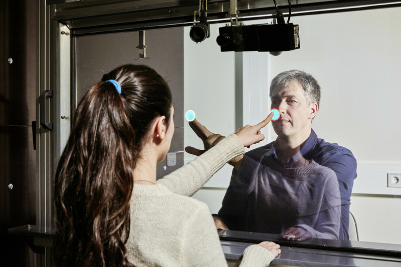 The new experimental platform makes it possible to test social interactions between two people separated by a transparent screen. Touchscreens register each touch on the screen, while sensors record the direction of gaze, facial expressions, gestures, hea The new experimental platform makes it possible to test social interactions between two people separated by a transparent screen. Touchscreens register each touch on the screen, while sensors record the direction of gaze, facial expressions, gestures, heartbeat and utterances of the test persons. Photo: DPZ