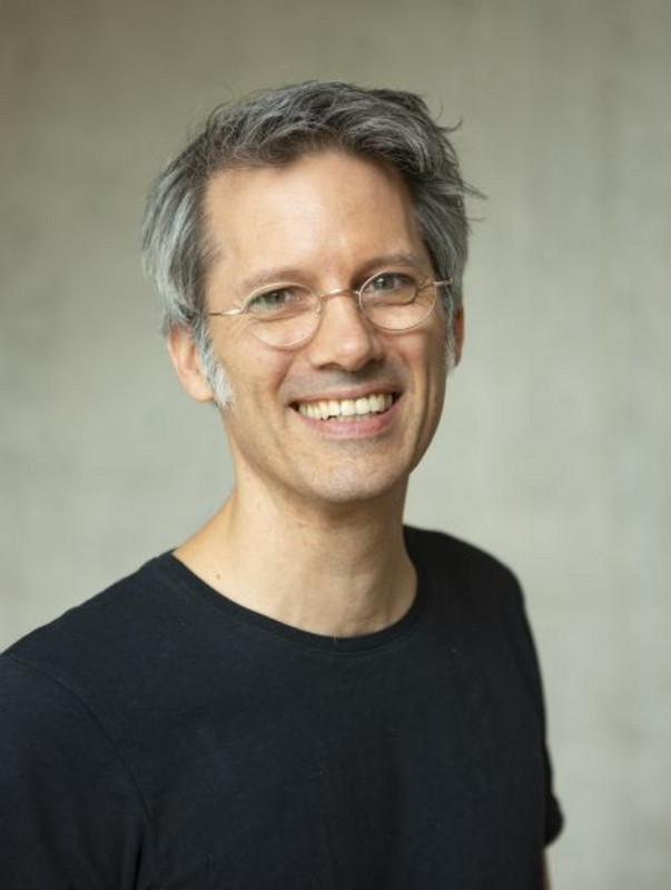 PD Dr. Oliver Schülke, Wissenschaftler in der Abteilung Verhaltensökologie der Universität Göttingen und in der Forschungsgruppe Soziale Evolution der Primaten am Deutschen Primatenzentrum. Foto: Karin Tilch PD Dr. Oliver Schülke, Wissenschaftler in der Abteilung Verhaltensökologie der Universität Göttingen und in der Forschungsgruppe Soziale Evolution der Primaten am Deutschen Primatenzentrum. Foto: Karin Tilch