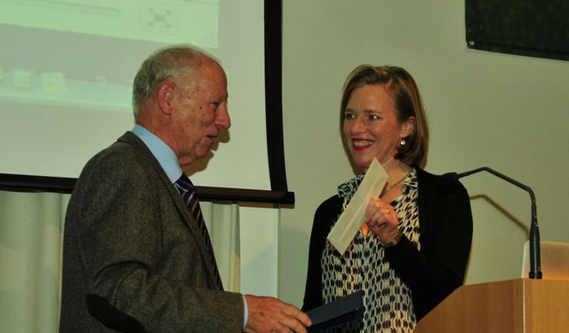 Julia Fischer wurde der Grüter-Preis 2013 vom Stiftungsrats-Vorsitzenden Prof. Dr. Jürke Grau auf Schloss Nymphenburg übergeben. Foto: Werner und Inge Grüter-Stiftung