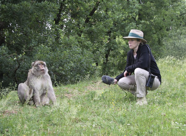 Foto von Julia Fischer und einem Berberaffen