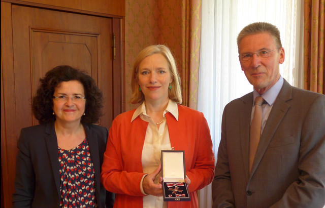 Ministerin Gabriele Heinen-Kljajic (links), Prof. Dr. Julia Fischer und Michael Lankeit bei der Verleihung des niedersächsischen Verdienstordens. Foto: DPZ