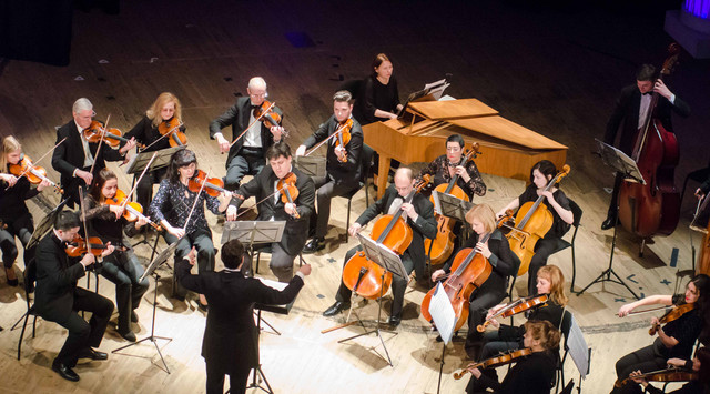 Ein Orchester beim gemeinsamen Spiel. Nervenzellen in unserem Gehirn können synchron oder entkoppelt von einander arbeiten, ähnlich wie die Musiker gleich oder unterschiedliche Stimmen spielen können. Foto: Igor Bulgarin/Shutterstock.com
