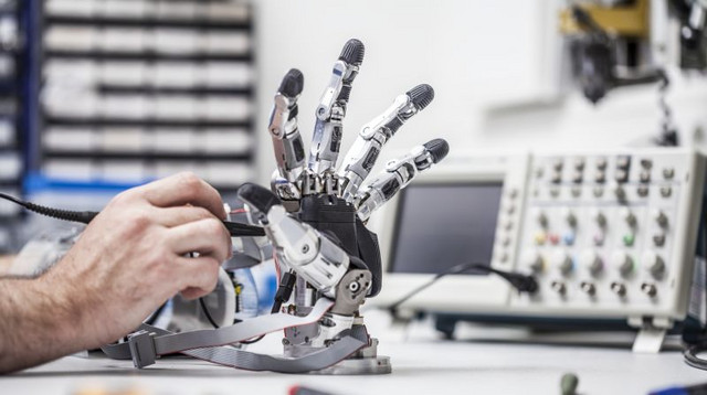 Die Wartung einer Roboterhand in der Werkstatt der Neurobiologie des DPZ. Foto: Thomas Steuer