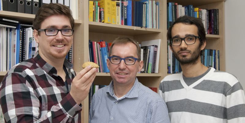 Prof. Dr. med. Hansjoerg Scherberger, Leiter der Abteilung Neurobiologie am DPZ und die Neurobiologen Dr. Stefan Schaffelhofer (links) und Andres Agudelo-Toro (rechts). Foto: Karin Tilch Prof. Dr. med. Hansjoerg Scherberger, Leiter der Abteilung Neurobiologie am DPZ und die Neurobiologen Dr. Stefan Schaffelhofer (links) und Andres Agudelo-Toro (rechts). Foto: Karin Tilch